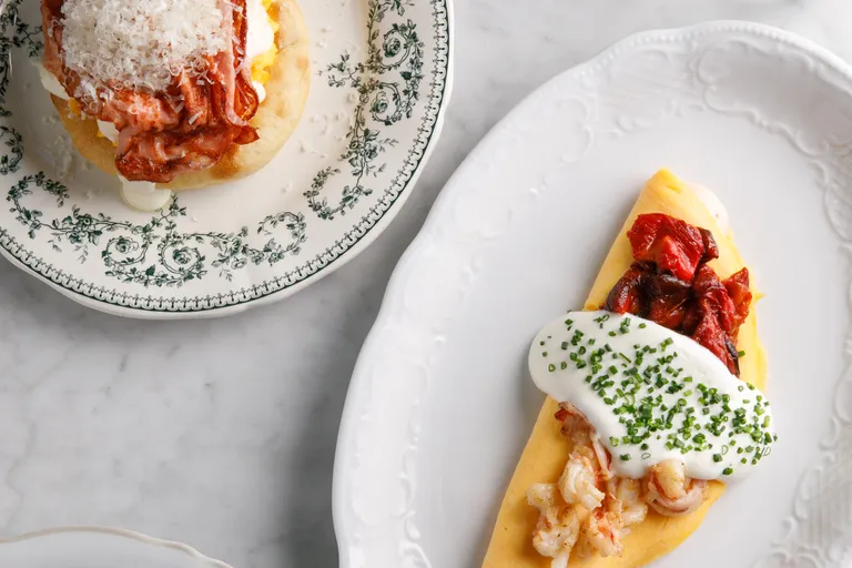 Улитки с молочным шоколадом, пшеничная лепешка со скрэмблом, глазунья с бри и горгонзолой: во Frantsuza Bistrot обновили завтраки